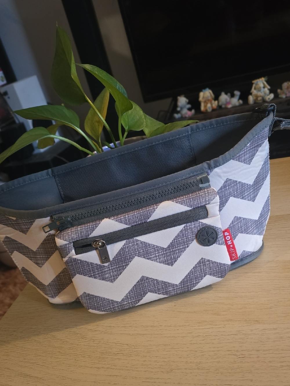 Skip Hop Gray Chevron Organizer  Bag with Front Pockets